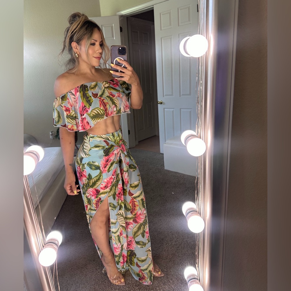 FLORAL SET PANTS AND CROP TOP.